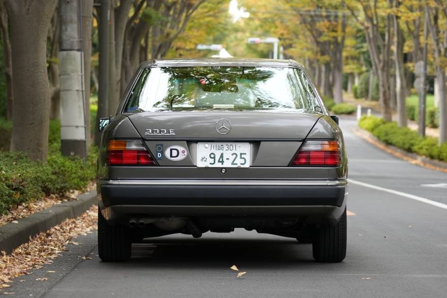 Mercedes-Benz W124 300E（左ハンドル）（1992年式） ネオクラシック中古車｜Young Timers Club.