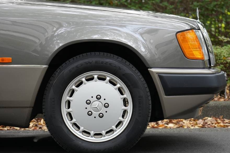 Mercedes-Benz W124 300E（左ハンドル）（1992年式） ネオクラシック中古車｜Young Timers Club.