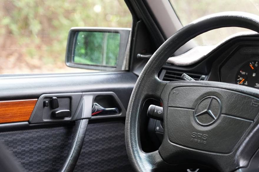 Mercedes-Benz W124 300E（左ハンドル）（1992年式） ネオクラシック中古車｜Young Timers Club.