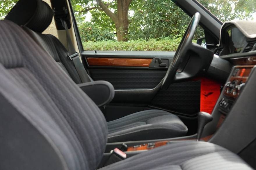 Mercedes-Benz W124 300E（左ハンドル）（1992年式） ネオクラシック中古車｜Young Timers Club.
