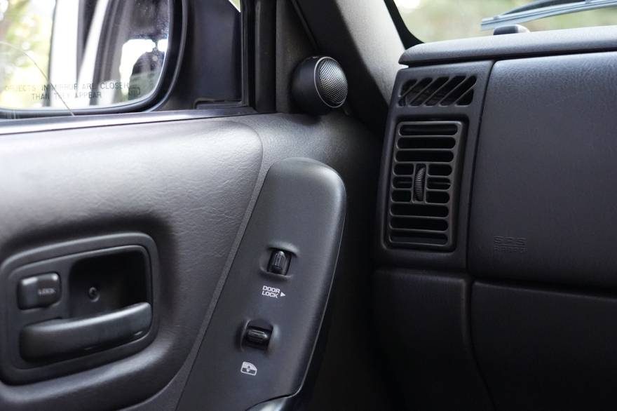 Jeep Cherokee XJ 4.0L Sport 4WD（2002年式） ネオクラシック中古車｜Young Timers Club.